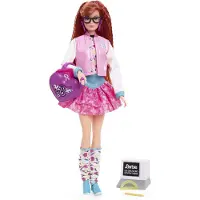 Barbie Rewind-pop, '80s Edition Schoolin' Around-outfit met Varsity-jack, Acid-Washed Rok en Te gekke accessoires