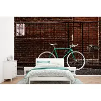 MuchoWow Behang - Fotobehang Groene fiets bij het hek - Breedte 390 cm x hoogte 260 cm