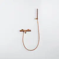 FortiFura Calvi Thermostatische badkraan met staafhanddouche, handdouchehouder en metalen doucheslang Geborsteld koper PVD (Koper) SW970048/SW970037/SW970044/SW970046