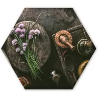 MuchoWow Hexagon wanddecoratie - Kunststof Wanddecoratie - Hexagon Schilderij - Bieslook - Keuken - Vijzel - Rustiek - Kruiden - Paars - 75x65 cm
