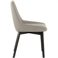 STONES De Vera eetkamerstoel heeft een beige stoffen bekleding op de zitting en de rugleuning, en een frame van massief walnoothout – een klassiek-modern design