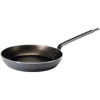 Matfer De Bourgeat pan heeft een diameter van 320 mm, een anti-aanbaklaag en een inhoud van 3 liter.