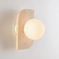 LumenXL Wandlamp Artea van travertin (natuursteen) met glazen bol