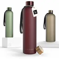 LARS NYSØM Blæst Ultralichte tritan-waterfles 1000ml - BPA-vrij, lekvrij, geschikt voor koolzuurhoudende dranken - Inclusief 2 deksels (Berry Red/Gold)