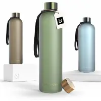 LARS NYSØM Blæst Ultralichte tritan-waterfles 1000ml - BPA-vrij, lekvrij, geschikt voor koolzuurhoudende dranken - Inclusief 2 deksels (Sage Green/Gold)