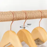Songmics CRW001N01 Massief houten hangers Set van 20 met inkepingen in het schoudergebied, antislip broekstang, 360° roterende haak voor pakken, shirts, houtkleuren en roségoud