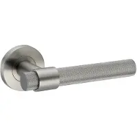 Intergriff Deurkruk (2x) Ambra rond massief geribbelde diamant greep 20mm met een schroefrozet gun metal PVD gecoat | Ronde deurklinken