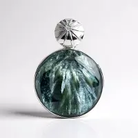 Cavill - Zilveren Hanger met Serafiniet 62 ct Ronde Cabochon - 925 Sterling Zilver - Groene Edelsteen uit Rusland - Stijlvol Sterdetail - 45x31 mm