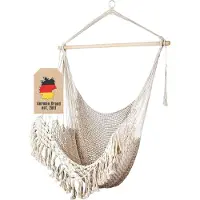 Intirilife Macrame katoenen hangstoel in beige met gefranjerde rand - Comfortabel, ruimtebesparend en ademend zitmeubel voor volwassenen en kinderen binnen en buiten