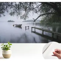 Wallfluent Zelfklevend Behang - Een kalm meer Zelfklevend fotobehang - 104x70 cm - Grijs Zelfklevend Behang - Herpositioneerbaar - Voor de slaapkamer, woonkamer en kantoor Zelfklevend Behang