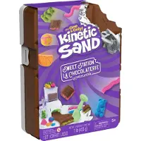 Kinetic Sand - Lekkernijenset met 453 gram kneedbaar speelzand opbergdoos in de vorm van chocoladereep en 8 gereedschappen en vormen speelvoedselthema en sensorisch knutselspeelgoed