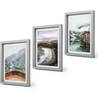 Coloray 4-Delige Schilderij Set - Uitzicht op de bergen boven het meer met boot en strandlandschappen. - 20 x 30 cm - Muurdecoratie - Wanddecoratie - Slaapkamer