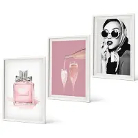 Coloray 3-Delige Schilderij Set - Stijlvolle Vrouwelijke Accessoires In Roze Tinten - 40 x 60 - Moderne Wanddecoratie - Slaapkamer - Muurdecoratie