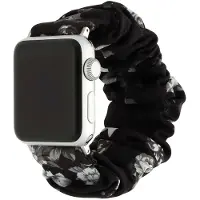 123Watches bandje Savara - scrunchie - nylon - zwart met rozen - 44 · 45 · 46 & 49 mm · S/M - Geschikt voor Apple Watch series 1/2/3/4/5/6/7/8/9/10/11/12/SE/SE2/SE3/Ultra/Ultra 2/Ultra 3/Ultra 4