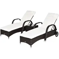 Happiq Ligbed Set 3-Delig Bruin – Poly Rattan & Crèmewit - 2 Zonneligbedden met Bijzettafel & Kussens
