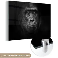 MuchoWow Glasschilderij - Foto op glas - Gorilla - Aap - Zwart-wit - Portret - Acrylglas - Slaapkamer - 150x100 cm - Wanddecoratie glas - Glasschilderij dieren - Muurdecoratie - Glasschilderij aap