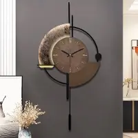 Unyqoos Elegante stille wandklok met slinger en moderne stijl voor elke ruimte, bruin, 42 cm