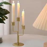 Unyqoos Goudkleurige metalen kandelaar met Scandinavisch ontwerp voor sfeervolle tafeldecoratie