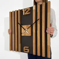 Famanu – Grote wandklok van houten lamellen, 60 cm, zwart met 3D eiken look, modern en stil, perfect voor de woonkamer