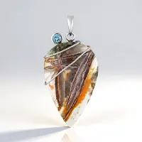 Cavill - 35,5 ct Venus Chalcedoon Hanger - 925 Sterling Zilver Gerhodineerd - 0,33 ct Hemelsblauwe Topaas - Bali Barong Stijl Druppelvorm