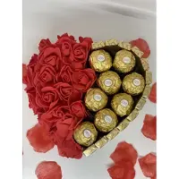Ferrero Rocher Nina’s Giftshop Chocolade Hart met Rode Rozen – 8x – Valentijn Cadeau – Liefdescadeau – Chocolade Geschenk – Cadeau voor Haar – Moederdag