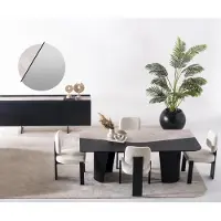 AEA Een meerkleurige houten eethoekset, bestaande uit een eettafel en stoelen