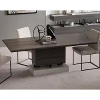 AEA Een elegante, bruine eettafel van hout in een modern design