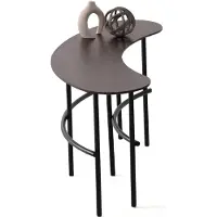 AEA Stijlvolle bijzettafel met een gebogen tafelblad en een metalen frame