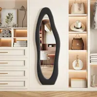 Rosahqnda Onregelmatige wandspiegel 160x50 cm - Grote passpiegel met zwart zacht frame, gehard veiligheidsglas, moderne decoratieve spiegel voor slaapkamer, woonkamer en entree