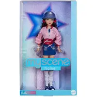 Barbie Signature My Scene Nolee pop en accessoires Y2K-ge?spireerde outfit met sportieve bijpassende set, cropped jasje, beenwarmers en poppenstandaa
