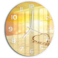 Tulup Wandklok - Hart in het zand Wandklok Glas Decoratie - fi30 cm - Geel Gekleurde Glazen Klok - Witte handen - Ronde Klok - Klok Glas Met Opdruk - Moderne Wandklok Glas