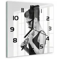 Tulup Wandklok - Vrouw met bril Moderne Wandklok Glas - 30x30 cm - Zwart Wandklok Glas Decoratie - Zwarte handen - Vierkante Klok - Glazen Wandklok Design - Klok Glas Met Opdruk