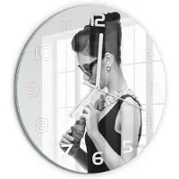 Tulup Wandklok - Vrouw met bril Wandklok Glas Decoratie - fi30 cm - Zwart Gekleurde Glazen Klok - Witte handen - Ronde Klok - Klok Glas Met Opdruk - Moderne Wandklok Glas