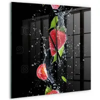 Tulup Wandklok - Aardbeien en water Decoratieve Glazen Klok - 60x60 cm - Rood Glazen Wandklok Design - Zwarte handen - Vierkante Klok - Glazen Klok Met Print - Wandklok Glas Met Motief