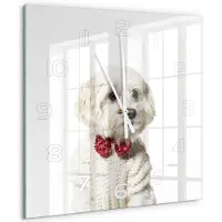 Tulup Wandklok - Maltezer met een vlinderdas Wandklok Glas Decoratie - 60x60 cm - Rood Gekleurde Glazen Klok - Witte handen - Vierkante Klok - Klok Glas Met Opdruk - Moderne Wandklok Glas
