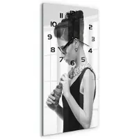 Tulup Wandklok - Vrouw met bril Gekleurde Glazen Klok - 30x60 cm - Zwart Glazen Klok Met Print - Zwarte handen - Rechthoekige Klok - Moderne Wandklok Glas - Wandklok Glas Decoratie