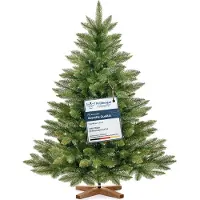FairyTrees Kunstkerstboom – Nordmann, 120 cm, met realistische PVC-naalden, handgemaakte standaard van essen hout, gemaakt in de EU.