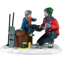 Lemax Vail Village Kerstdorpminiatuur Father And Son Ski Day (vader En Zoon Skiën) 12,1 X 4,5 X 17,8 Cm