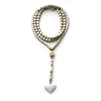Heaven Eleven ketting natuursteen Howliet met een hart van hertegewei
